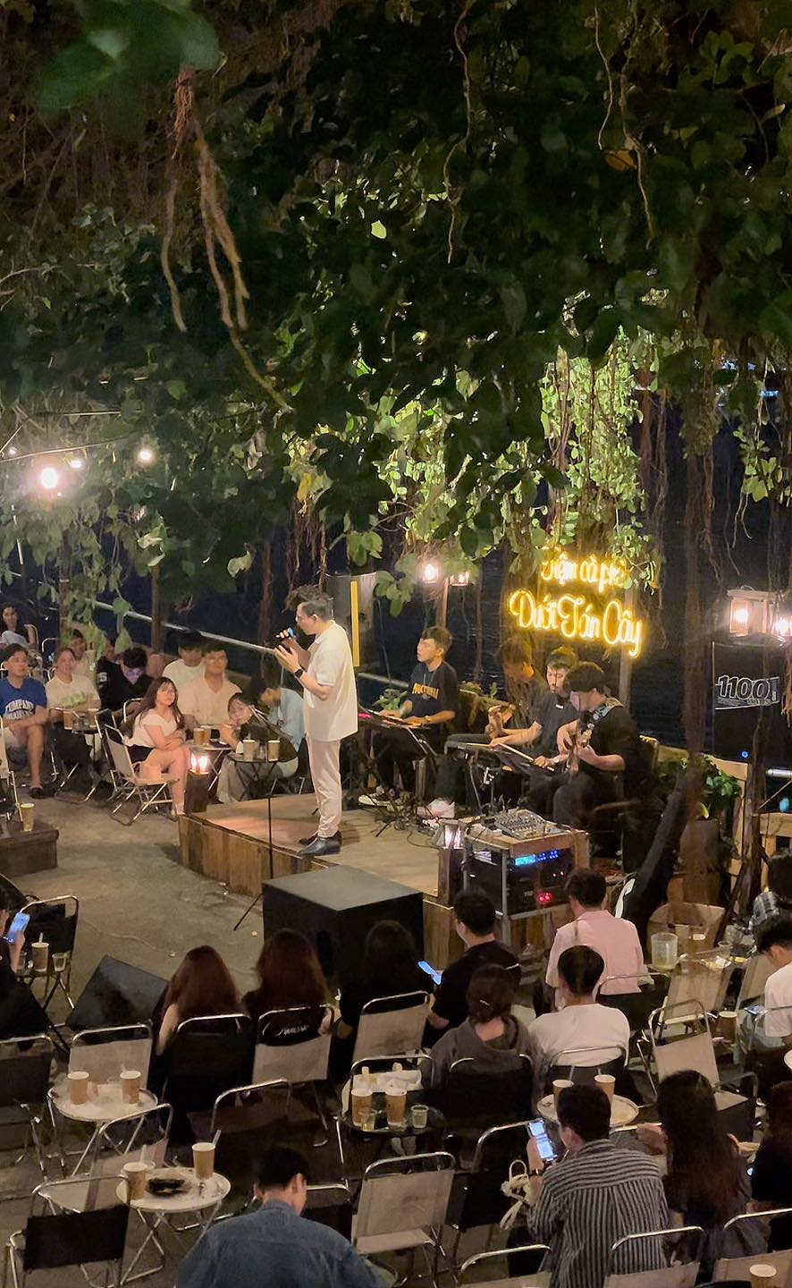 Đúng như tên gọi, Tiệm cà phê Dưới Tán Cây (353/7A Bình Quới, phường Bình Quới) gây ấn tượng với nhiều cây lớn bao quanh, tạo cảm giác mát mẻ và thư thái ngay từ khi bước vào. Những đêm acoustic tại đây thường diễn ra trong không gian mở, nơi tiếng nhạc hòa cùng tiếng gió và ánh đèn vàng khiến không gian trở nên rất thơ. Đây cũng là kiểu không gian được nhiều bạn trẻ yêu thích vì vừa có thể nghe nhạc, vừa dễ dàng chụp ảnh check-in với khung cảnh đẹp giữa lòng thành phố - Ảnh: @Tiệm cà phê Dưới Tán Cây