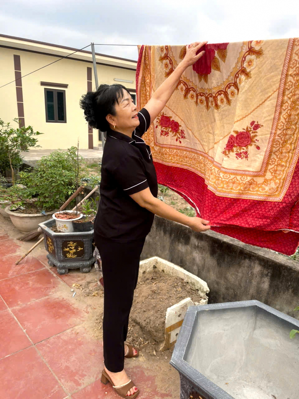 Mẹ tác giả vui vẻ giặt drap, mền, chuẩn bị phòng chờ con trai về thăm nhà - Ảnh do tác giả cung cấp