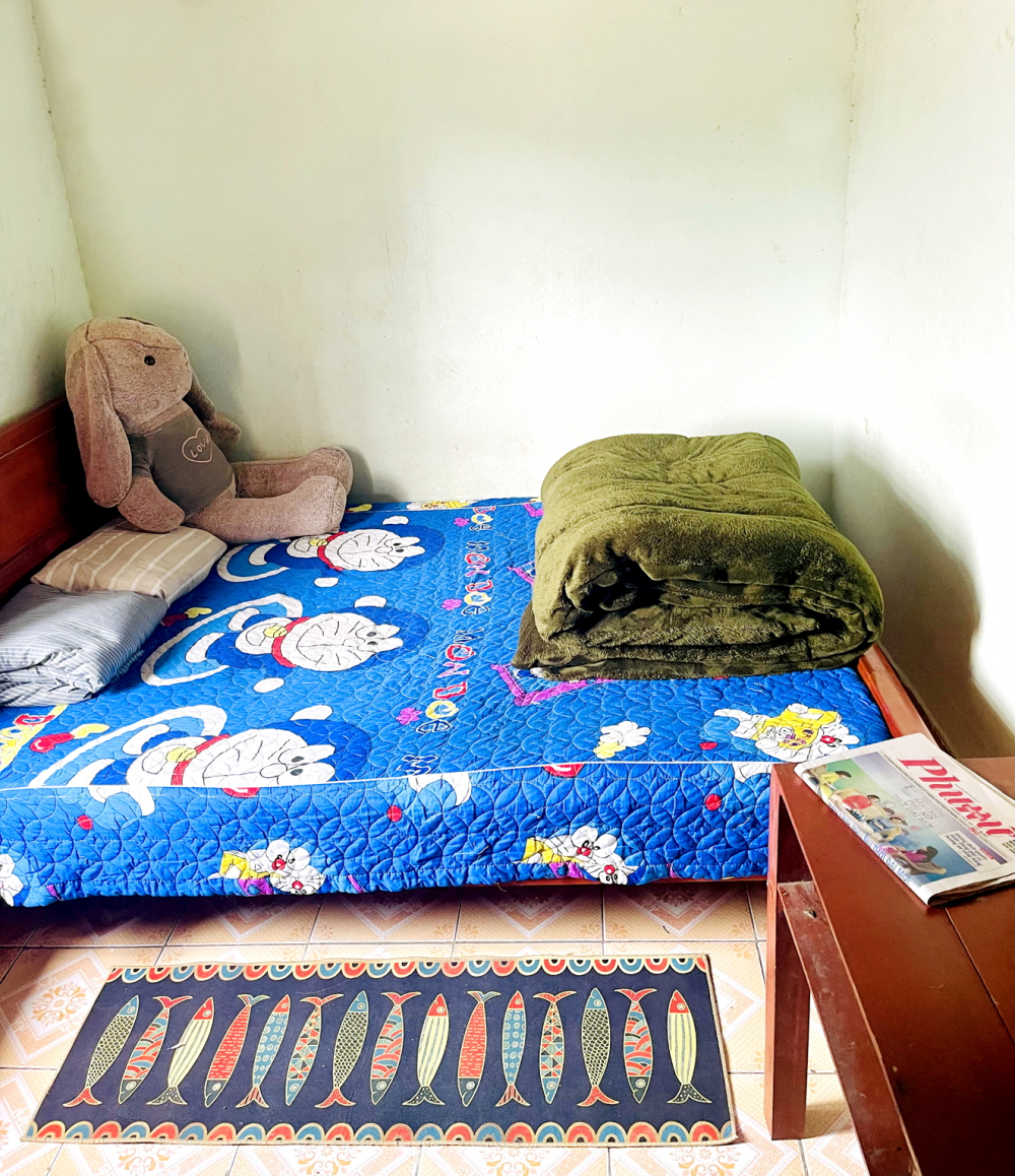 Chiếc chăn bông của tác giả vẫn được mẹ gấp gọn trên đầu giường chờ ngày con về - Ảnh do tác giả cung cấp