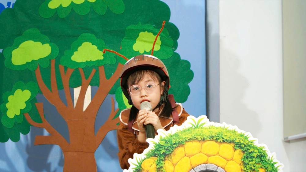 Thí sinh Nguyễn Ngọc Minh Châu đến từ TP Hà Nội đoạt giải Nhất với phần thi kể chuyện Dế mèn phiêu lưu ký của nhà văn Tô Hoài ẢNH: PHƯƠNG NHÃ, KHÁNH ĐAN, HỒNG NGA