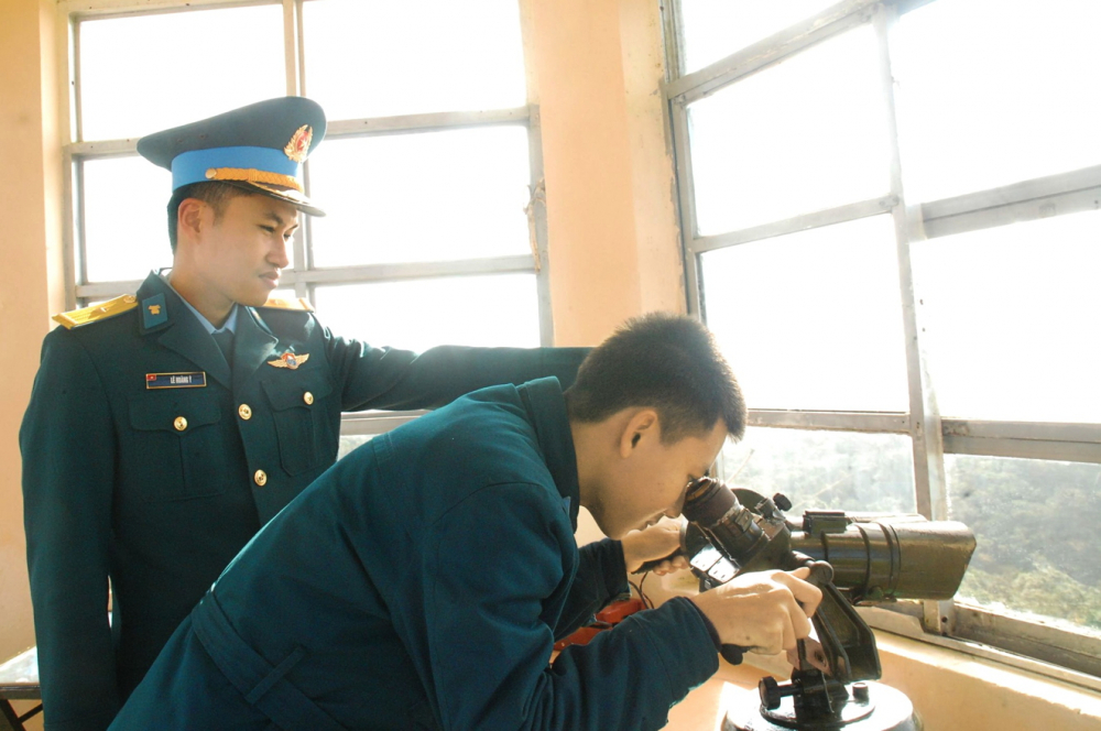 Người lính ra đa làm nhiệm vụ trên trạm ra đa 29, cao 621m so với mực nước biển - ẢNH: H.T.