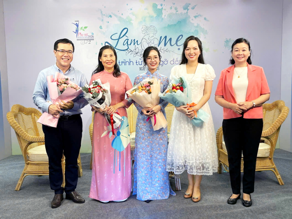 Bà Lý Việt Trung - Tổng biên tập Báo Phụ nữ TPHCM - tặng hoa cảm ơn khách mời tham gia talk show “Làm mẹ - Hành trình từ bỡ ngỡ đến tự tin” - ẢNH: NGỌC LÝ