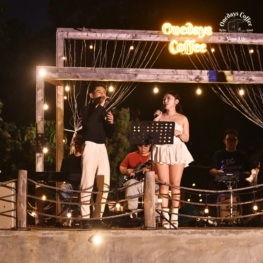 One Days Coffee 91143 Bình Quới, phường Bình Quới) lại mang đến cảm giác thư giãn theo hướng mở và thiên nhiên hơn. Với nhiều cây xanh và khoảng sân rộng, quán tạo cảm giác như tách hẳn khỏi sự ồn ào của trung tâm thành phố. Những đêm acoustic ở đây thường trở nên đặc biệt nhờ không gian ven sông thoáng đãng, gió mát và ánh đèn được bố trí khá dịu mắt. Âm nhạc tại quán không quá lớn, đủ để khách vừa nghe nhạc vừa trò chuyện cùng bạn bè trong không khí nhẹ nhàng, thư giãn - Ảnh: @Onedays Coffee