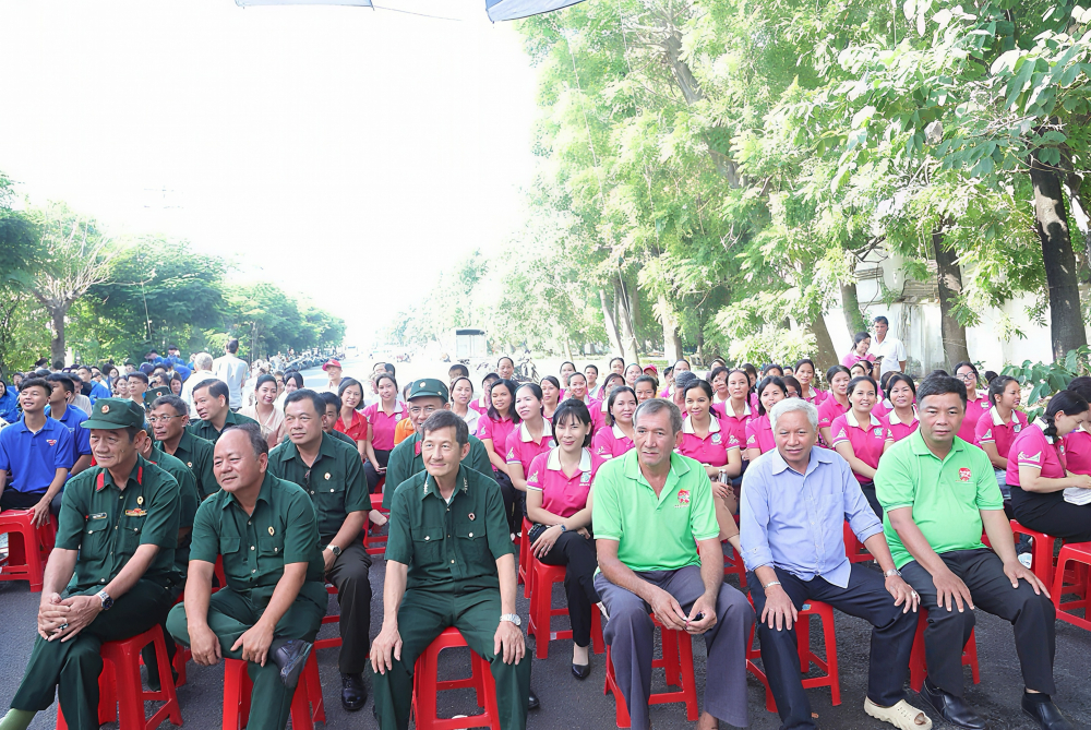 Lan tỏa kiến thức pháp luật bằng những buổi tuyên truyền gần dân, dễ hiểu Đông đảo hội viên phụ nữ, hội cựu chiến binh, thanh niên và người dân trên địa bàn xã Vĩnh Lộc tham dự chương trình. Ảnh: HD