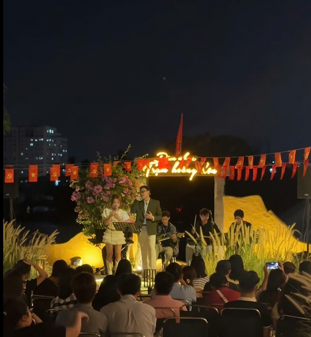 Tiệm Cà Phê Trạm Hoàng Hôn (1017 Bình Quới, phường Bình Quới) đang dần trở thành một địa điểm lý tưởng để các bạn trẻ trải nghiệm acoustic. Sở hữu không gian mát mẻ ven sông, đặc biệt đẹp vào lúc hoàng hôn khi ánh nắng vàng phủ lên mặt nước. Những buổi acoustic tại đây thường mang màu sắc nhẹ nhàng và lãng mạn, phù hợp với những người thích vừa nghe nhạc vừa tận hưởng không khí thư thái. Ngoài những đêm acoustic vào Thứ Ba, Thứ Năm, Thứ Sáu, Thứ Bảy và Chủ Nhật hàng tuần, - Ảnh: @Tiệm cà phê Trạm Hoàng Hôn