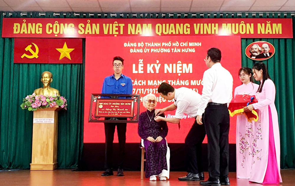 Cụ An trong ngày được trao tặng huy hiệu 80 năm tuổi Đảng - Ảnh do nhân vật cung cấp