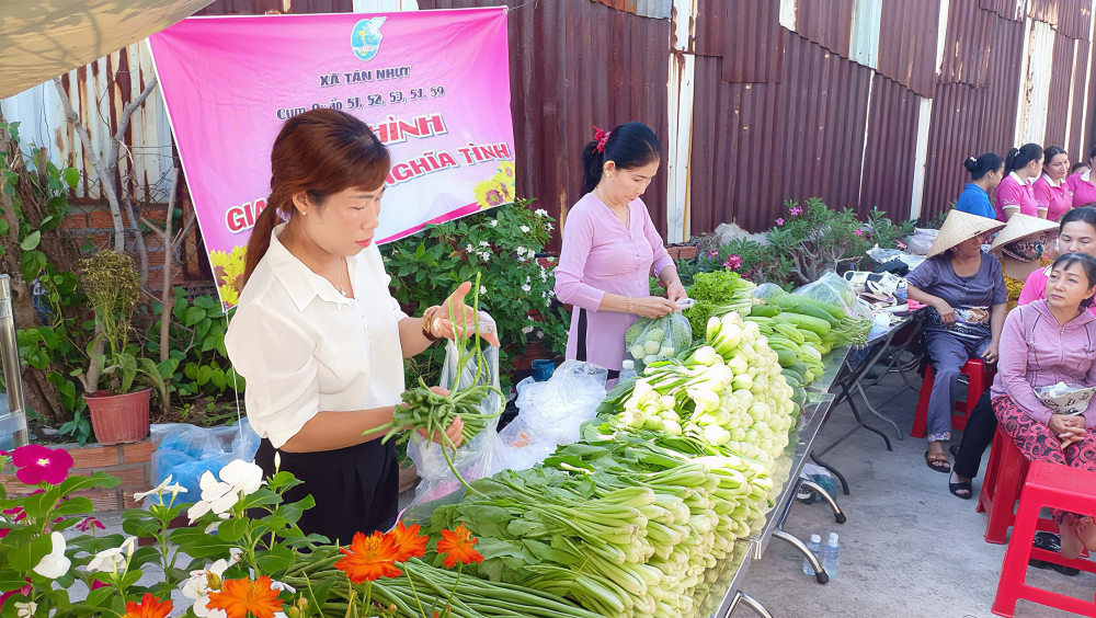 Lan tỏa kiến thức pháp luật bằng những buổi tuyên truyền gần dân, dễ hiểu Những phần rau xanh được trao đến bà con địa phương. Ảnh: NH