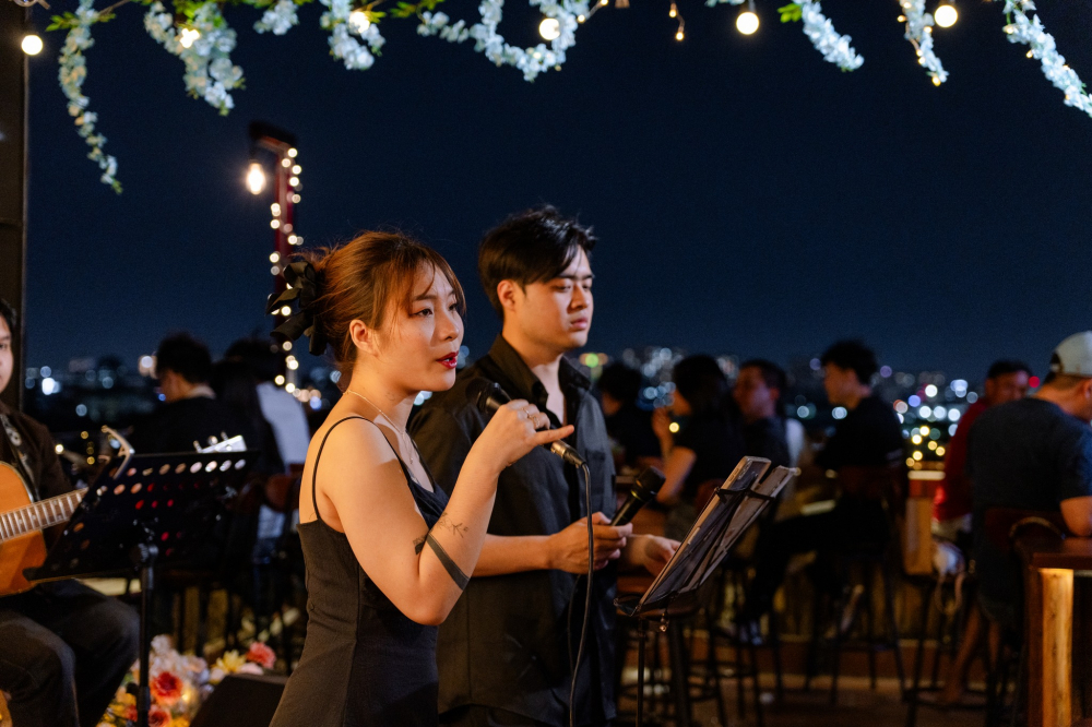 Với những ai thích cảm giác vừa nghe nhạc, vừa ngắm thành phố về đêm từ trên cao, Hẹn Rooftop (1099 Đ. Phan Văn Trị, phường Gò Vấp) là một lựa chọn nổi bật. Không gian sân thượng giúp trải nghiệm acoustic tại đây trở nên lãng mạn hơn nhờ khung cảnh thành phố về đêm cùng không khí mát mẻ. Khi ánh đèn đô thị bắt đầu sáng lên cũng là lúc tiếng guitar và những bản tình ca vang lên giữa không gian mở. Chính sự kết hợp giữa không gian rooftop và trải nghiệm acoustic khiến quán trở thành địa điểm được nhiều nhóm bạn hoặc các cặp đôi lựa chọn để thư giãn - Ảnh: @Hẹn Rooftop
