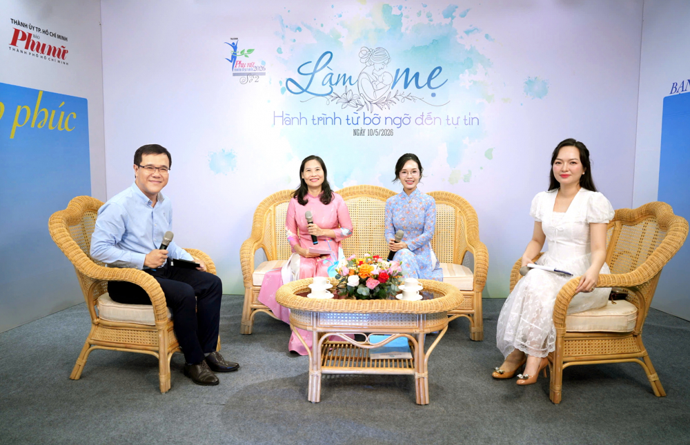 Các khách mời tham gia talk show “Làm mẹ - Hành trình từ bỡ ngỡ đến tự tin” (từ trái qua: thạc sĩ Phạm Chánh Trung - Chi cục trưởng Chi cục Dân số TPHCM, bà Lê Thị Kim Thu - Phó chủ tịch Hội LHPN TPHCM, bác sĩ Đoàn Trịnh Nhã Khanh - Hội Nhi khoa Việt Nam và thạc sĩ Đỗ Thị Nam Phương  - Trưởng trung tâm Truyền thông, Bệnh viện Đại học y dược TPHCM - ẢNH: NGUYỄN QUANG