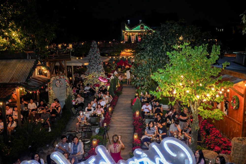 Những buổi acoustic tại Tiệm cà phê Chốn Bình Yên ( 965/128/83 Quang Trung, phường An Hội Tây) mang đến cảm giác nhẹ nhàng và chậm rãi. Không gian quán được thiết kế theo hướng tối giản, mang năng lượng chữa lành. Những buổi acoustic ở đây không quá náo nhiệt mà thiên về cảm xúc, phù hợp với những người muốn tìm một nơi để nghe nhạc sau một ngày dài. Tiếng hát nhẹ nhàng cùng không gian nhỏ xinh khiến nhiều người có cảm giác được thư giãn sau một ngày dài mệt mỏi - Ảnh: Tiệm cà phê Chốn Bình Yên