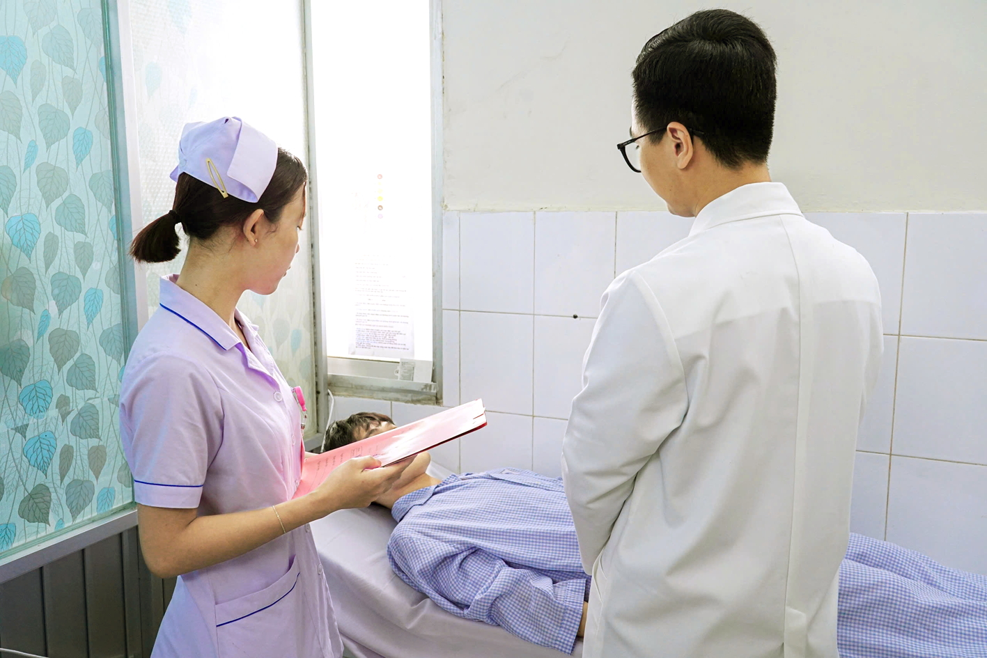 Bác sĩ thăm khám cho bệnh nhân tại Bệnh viện Nhân dân Gia Định