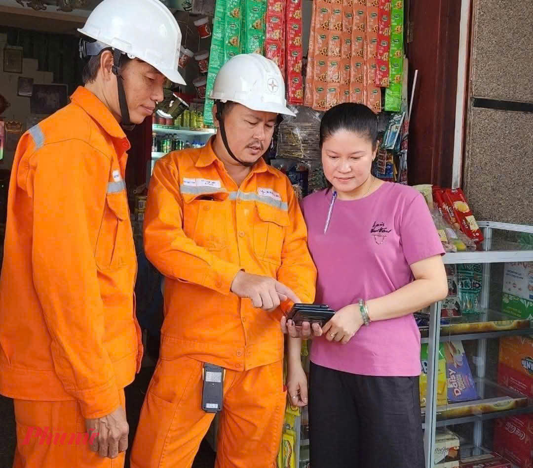 Nhân viên ngành điện hướng dẫn người dân cách tính giá điện