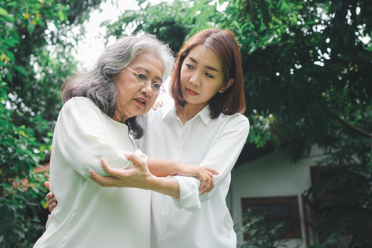 Thương đôi mắt từng tinh anh, giờ đục dần như buổi chiều sắp tắt, nhìn chị mà không gọi đúng tên - Ảnh minh họa Freepik 