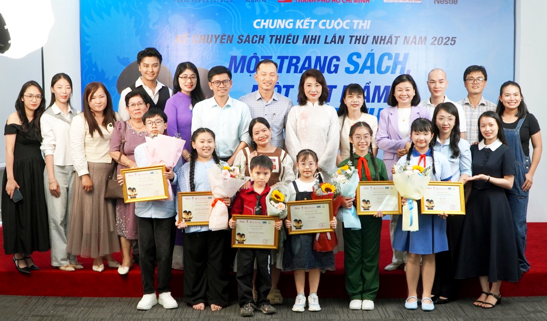 Các thí sinh và gia đình chụp ảnh cùng ban giám khảo cuộc thi - ẢNH: PHƯƠNG NHÃ