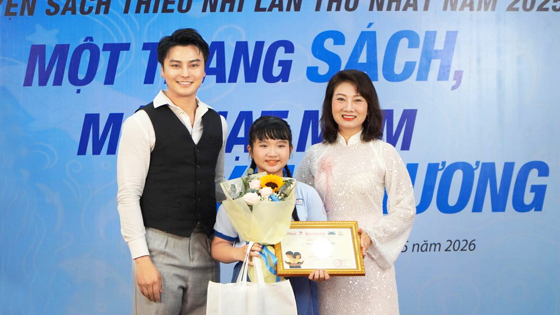 Nghệ sĩ nhân dân Mỹ Uyên và Nghệ sĩ ưu tú Võ Minh Lâm trao giải Nhì cho bé Văn Huỳnh Ngọc Diệp - ẢNH: KHÁNH ĐAN