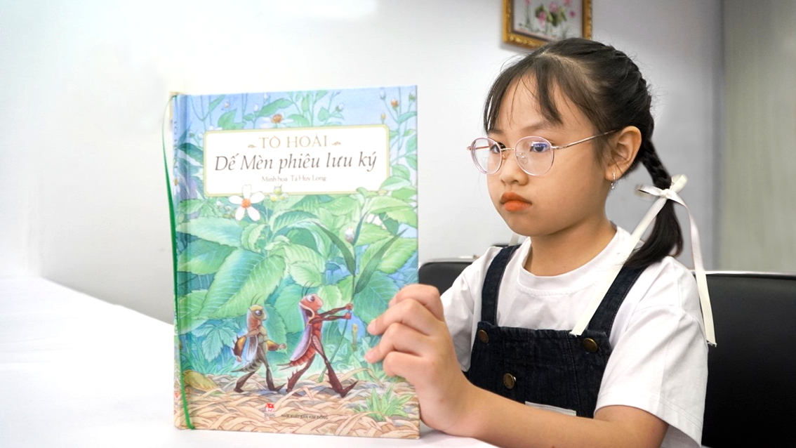 Nguyễn Ngọc Minh Châu và cuốn sách em chọn kể ở vòng chung kết - ẢNH: PHƯƠNG NHÃ