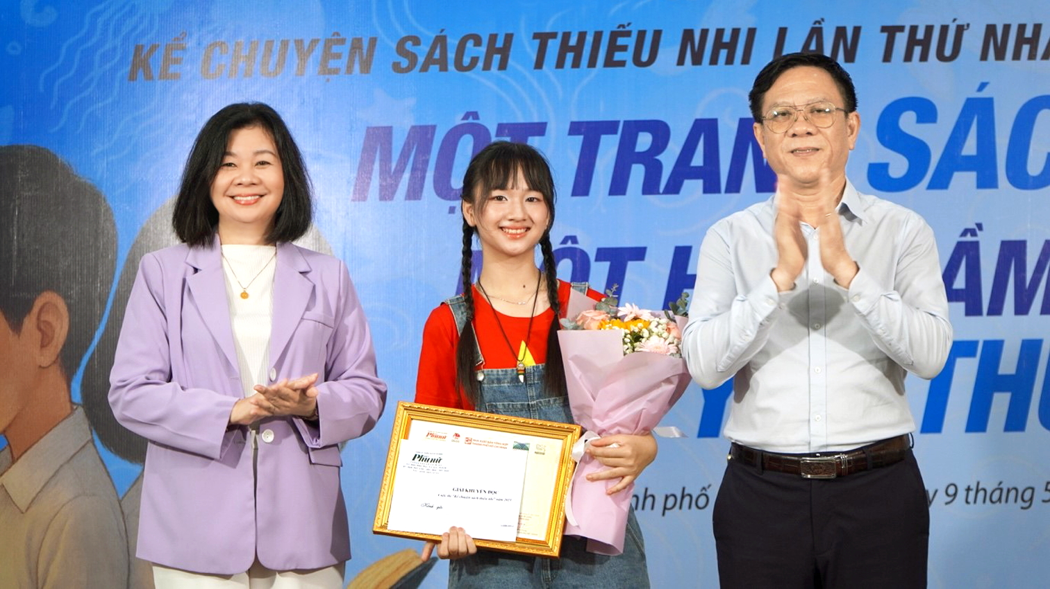 Ông Nguyễn Ngọc Hồi - Phó giám đốc Sở Văn hóa và Thể thao TPHCM - và bà Lý Việt Trung - Tổng biên tập Báo Phụ nữ TPHCM - trao giải Khuyến đọc cho thí sinh dừng chân ở bán kết - ẢNH: HỒNG NGA