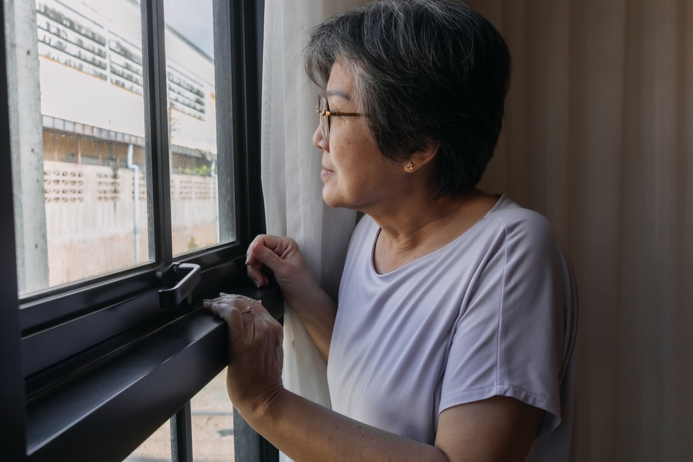 Người già cần con cháu gần gũi, yêu thương (ảnh minh hoạ: shutterstock