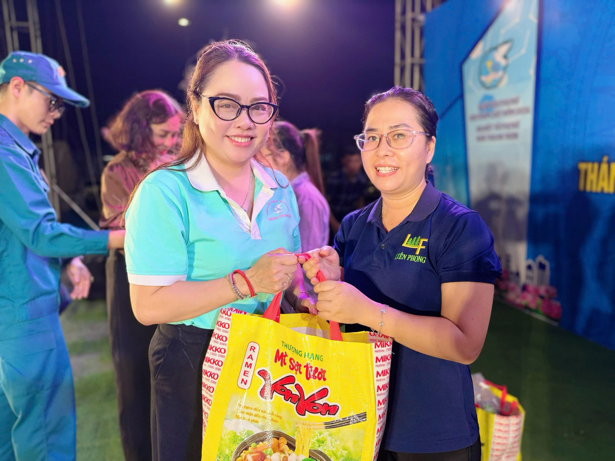 bà Chu Thị Thanh Thủy - Chủ tịch Hội LHPN phường Tân Đông Hiệp - tặng quà cho bà Nguyễn Thị Kim Anh - con gái Mẹ Việt Nam Anh hùng Nguyễn Thị Phe