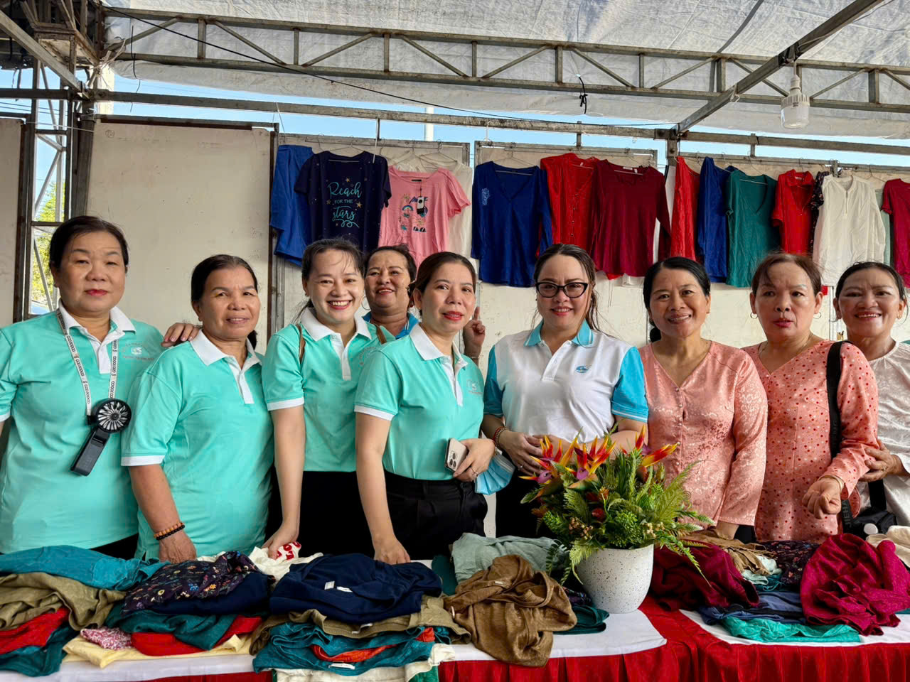 Cán bộ, hội viên phường Tân Đông Hiệp tham gia các gian hàng tại ngày hội 