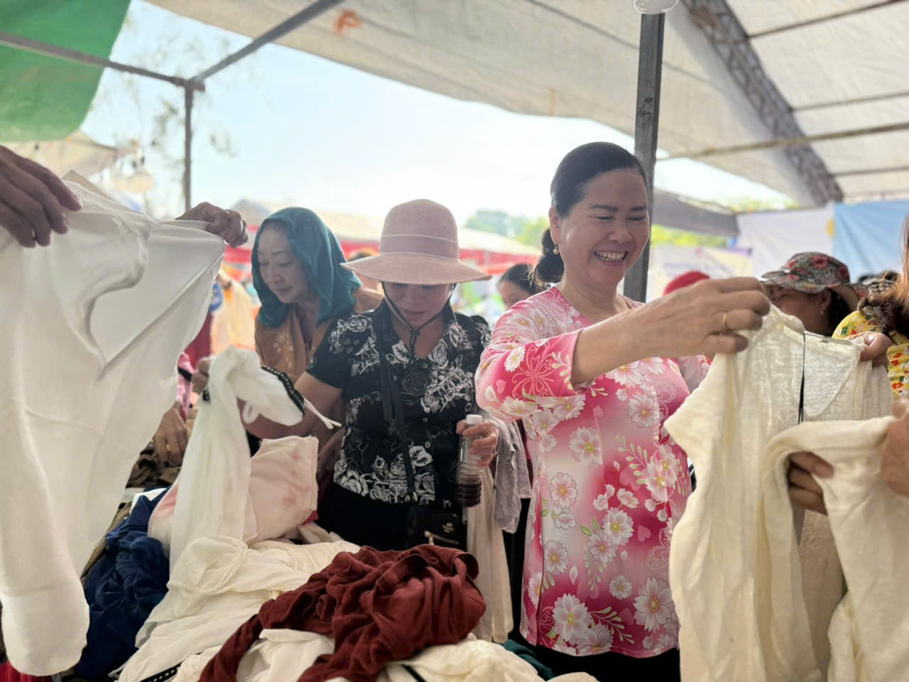 Gian hàng san sẻ yêu thương trao tặng quần áo và nhiều phần quà đến phụ nữ, công nhân lao động 
