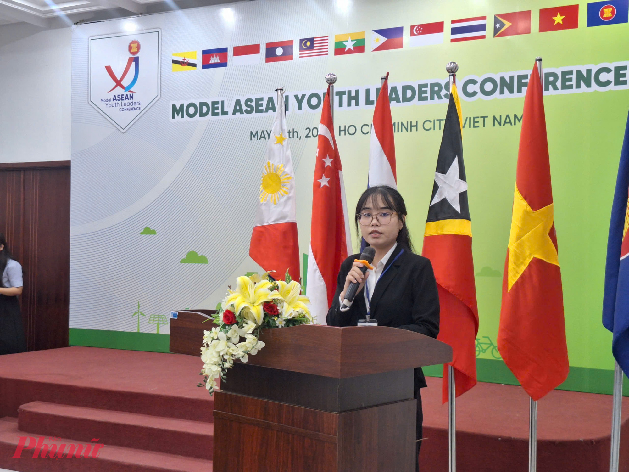 Phạm Linh Dung - sinh viên Trường Đại học Công nghệ Kỹ thuật TPHCM - đại diện Brunei trình bày phần thi của mình - Ảnh: Trang Thư