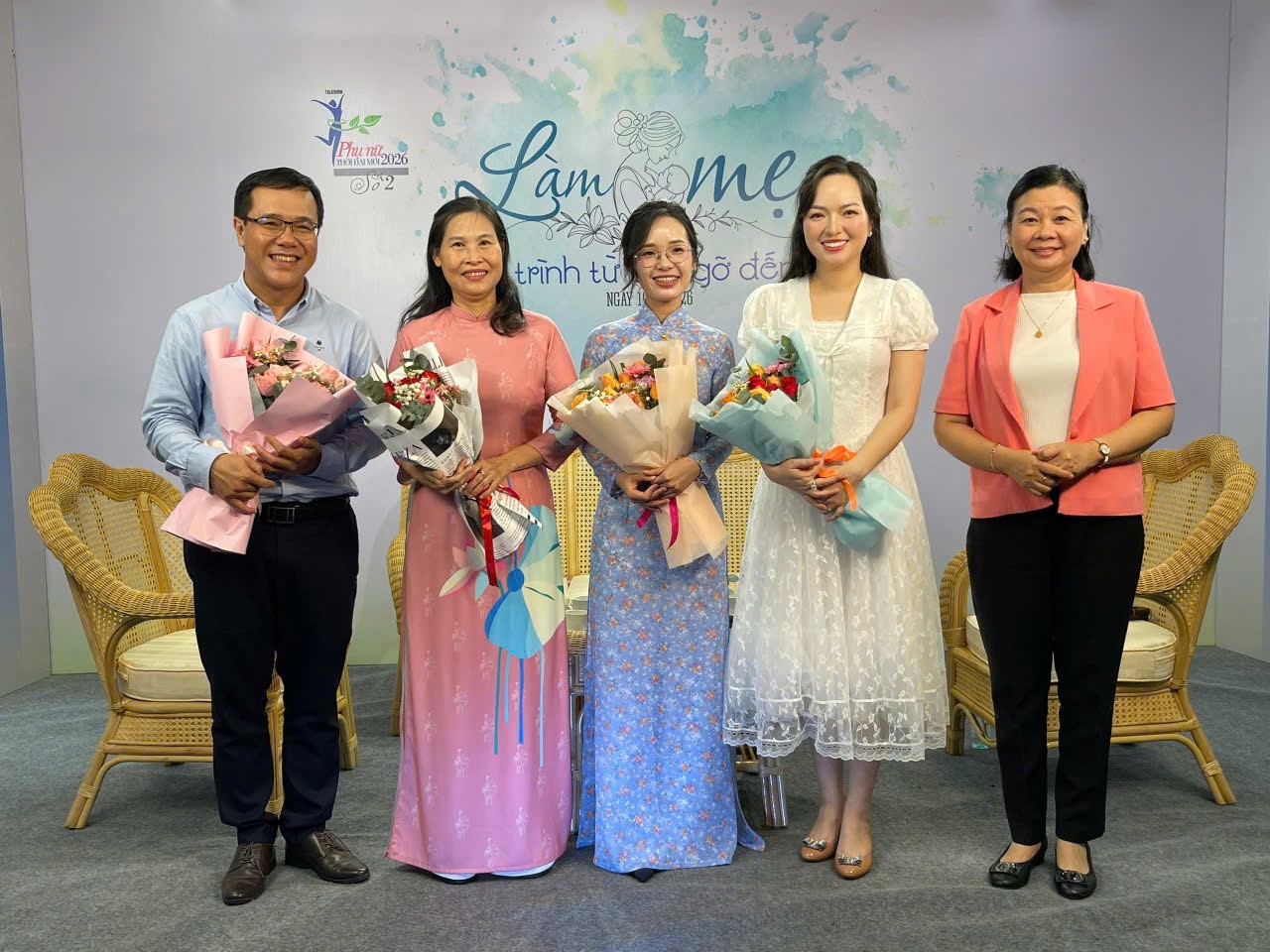 Bà Lý Việt Trung - Tổng biên tập Báo Phụ Nữ TPHCM (ngoài cùng, bên phải) tặng hoa cảm ơn các diễn giả. Ảnh: Huỳnh Tú