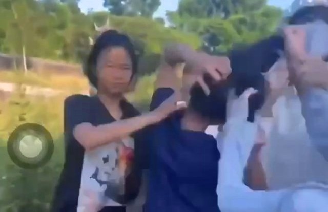 ghi lClip ghi lại cảnh một nữ sinh bị nhóm học sinh dùng tay đánh liên tiếp vào vùng đầu, mặt