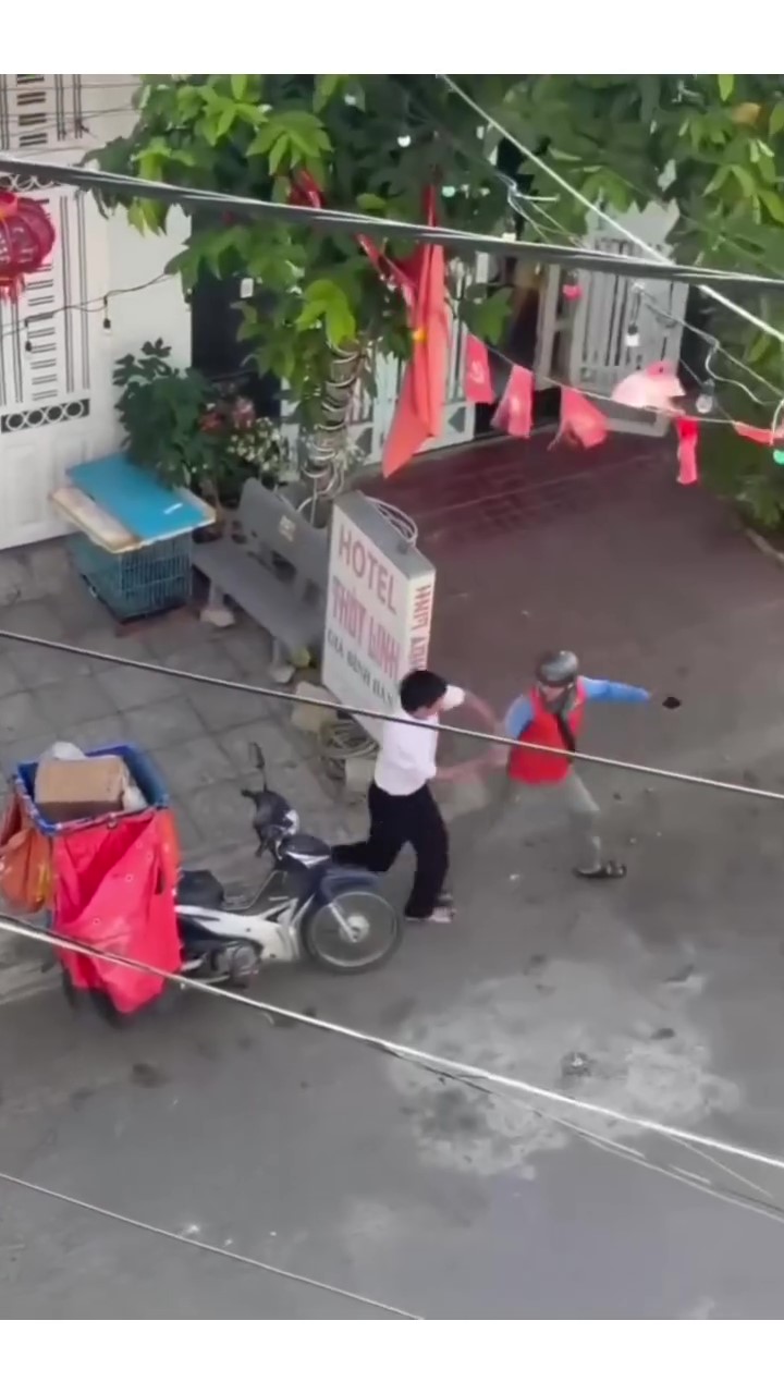 Ảnh cắt từ clip vụ việc.