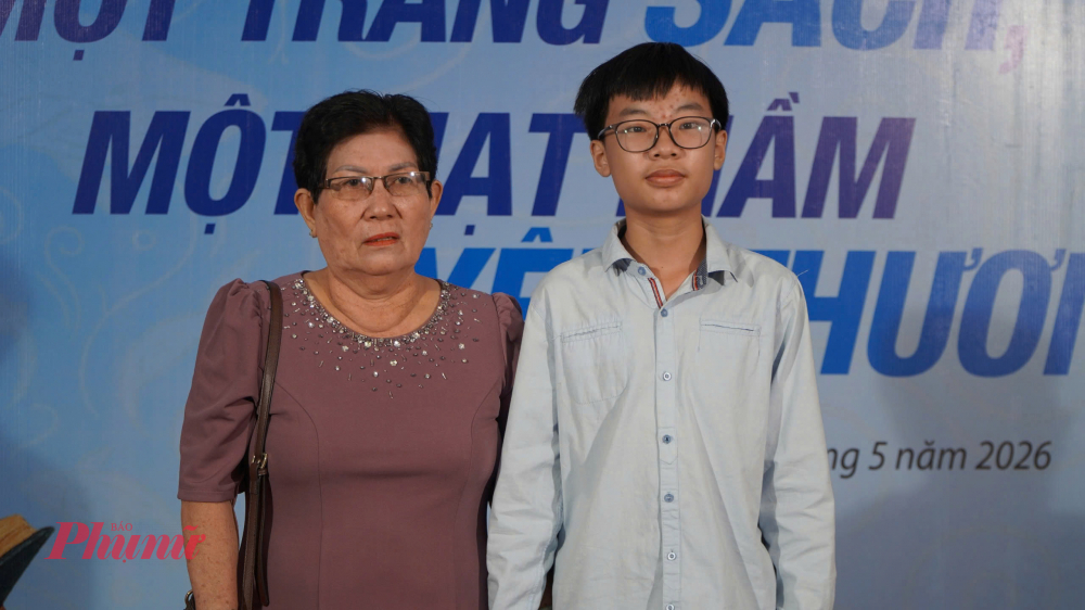 Từ An Giang đến TP.HCM tham gia cuộc thi, thí sinh Mai Nguyễn Quốc Bảo không bước đi một mình mà luôn có sự đồng hành của mẹ, bà nội cùng người bạn thân thiết. Trong suốt hành trình dự thi, gia đình chính là chỗ dựa tinh thần lớn nhất giúp em thêm tự tin và vững vàng trước những áp lực về thời gian, việc luyện tập cũng như tâm lý thi đấu. Dù phải di chuyển xa để tham gia cuộc thi, Quốc Bảo vẫn luôn nhận được sự quan tâm, động viên từ những người thân bên cạnh. Sự yêu thương và ủng hộ từ gia đình, bạn bè đã tiếp thêm cho Quốc Bảo rất nhiều động lực để cố gắng hết mình trên sân khấu.