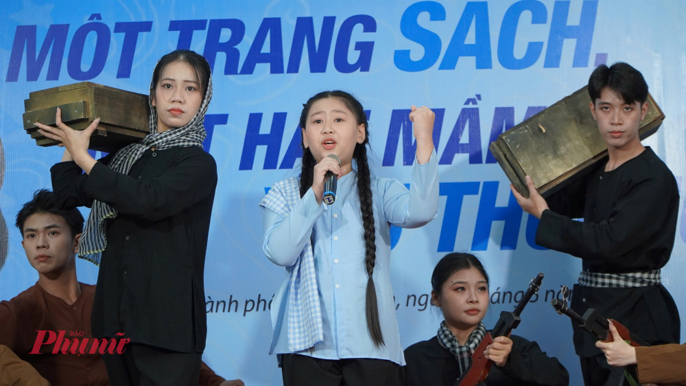 Với nụ cười hiền hậu, người thầy tâm huyết đang chăm chú dõi theo từng giọng điệu, cử chỉ của học trò để có thể giúp em chỉnh sửa ngay lập tức. Không chỉ là người dạy, anh còn là người đồng hành, cổ vũ Thanh Trúc hãy luôn tự tin và tỏa sáng với chính giọng kể của mình. 