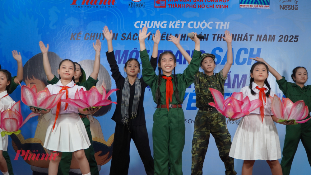Mặt khác, trái ngược với tâm lý lo lắng thường thấy ở các thí sinh, em Phạm Minh Bảo Ngọc bước vào phần thi “Mưa đỏ” với nguồn năng lượng tự tin và bản lĩnh rạng ngời. Để em được thỏa sức phát huy sở trường, gia đình đã luôn tạo mọi điều kiện tốt nhất, thậm chí chuẩn bị sẵn thiết bị ghi hình cũng như đội diễn minh họa cho phần thi của em được hoàn thiện hơn và các khoảnh khắc trong tiết mục cũng được lưu giữ trọn vẹn.
