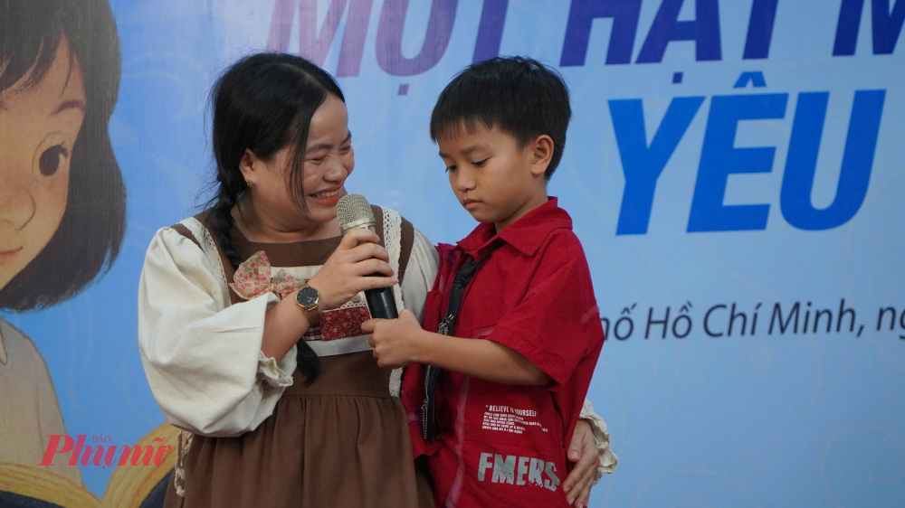Vì quá căng thẳng khi đối diện trước đám đông, Phúc An vẫn còn khá rụt rè và chưa đủ tự tin để kể câu chuyện mà em yêu thích. Ngay lúc ấy, chị Huỳnh Thị Nữ - mẹ của em đã không ngần ngại bước lên sân khấu. Không phải để kể thay con, mà là để trở thành một phần của câu chuyện. Ánh mắt dịu dàng, vòng tay ôm khẽ và sự sát cánh đầy kiên nhẫn của mẹ giúp Phúc An dần lấy lại bình tĩnh, cùng mẹ hoàn thành phần thi bằng tất cả sự gần gũi, tự nhiên nhất