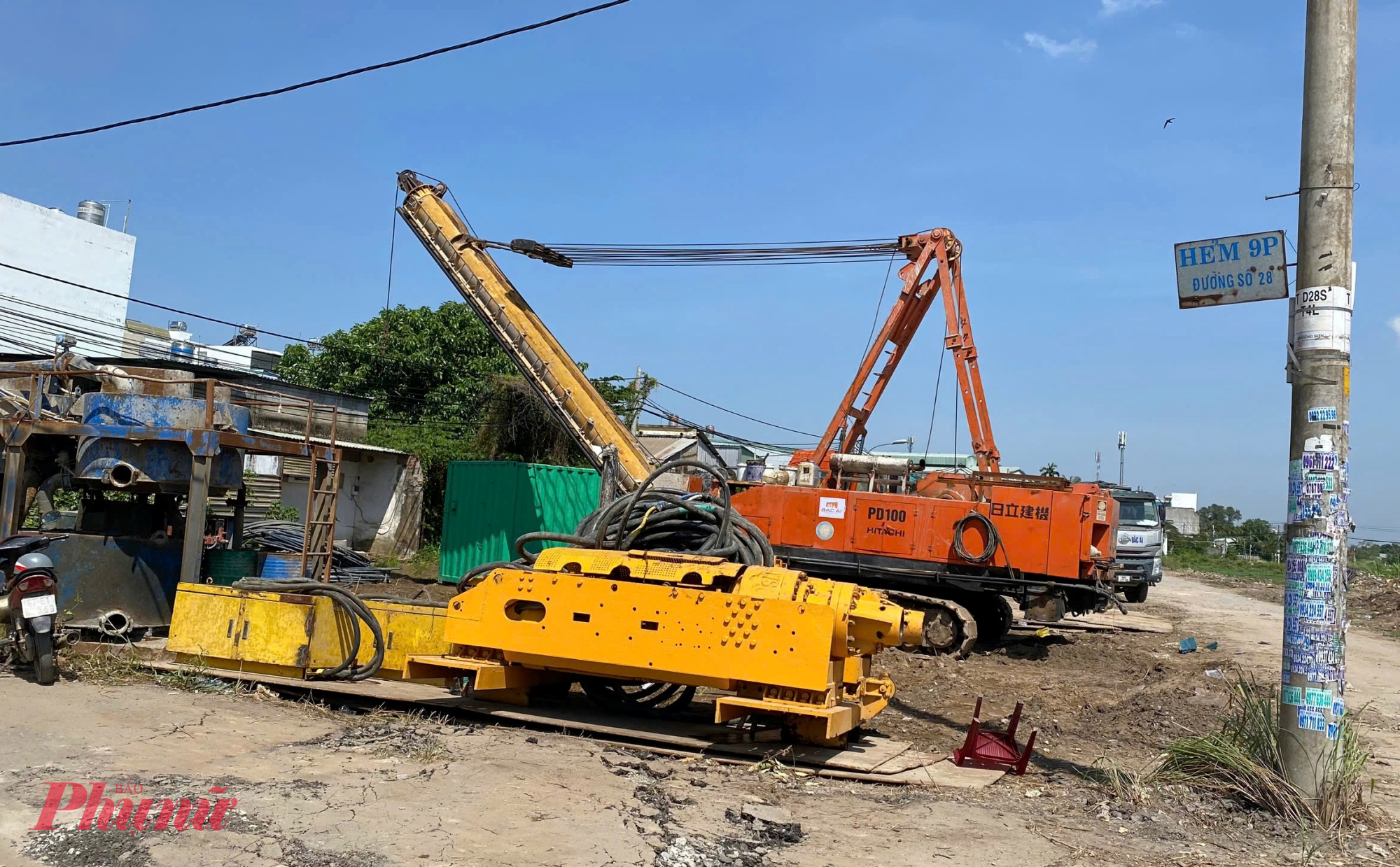 Xe ben, xe trộn bê tông, máy trải nhựa đường đã được tập kể để thi công.
