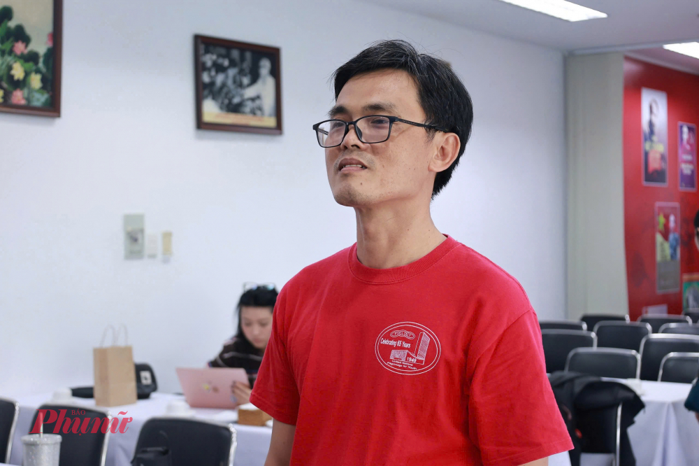 Không những vậy, Quốc Bảo còn nhận được sự đồng hành đặc biệt từ thầy Lê Tấn Thời - Phó hiệu trưởng Trường THCS Nguyễn Đăng Sơn. Trong quá trình tham gia cuộc thi, thầy luôn theo sát, góp ý cho Bảo từ cách thể hiện đến sự tự tin khi đứng trên sân khấu. Không chỉ hỗ trợ trong cuộc thi, thầy Thời còn là người truyền thêm cho Bảo niềm yêu thích với sách và việc đọc. Chính sự quan tâm, động viên và đồng hành của thầy đã giúp Quốc Bảo có thêm động lực để phát triển bản thân và tự tin hơn trong hành trình của mình.