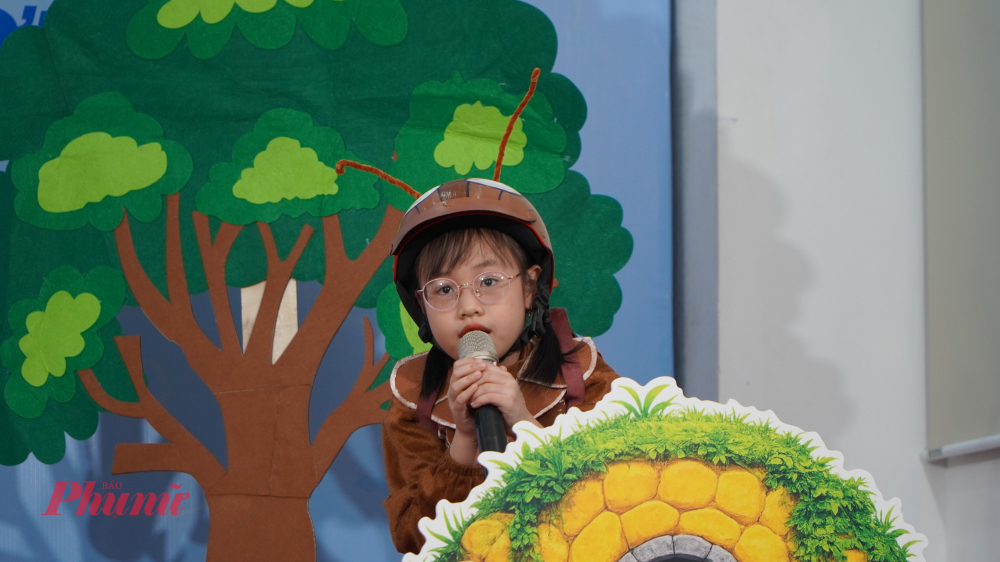 ​Không quản ngại khoảng cách địa lý, thí sinh Nguyễn Ngọc Minh Châu đã vượt hàng ngàn cây số từ Hà Nội vào TPHCM để mang thế giới của “Dế Mèn phiêu lưu ký” đến với cuộc thi Kể chuyện sách thiếu nhi lần I - 2025. Chính sự hồn nhiên, diện mạo tươi tắn cùng lối dẫn dắt tự tin đã giúp em nhanh chóng chiếm trọn cảm tình của Ban giám khảo. 