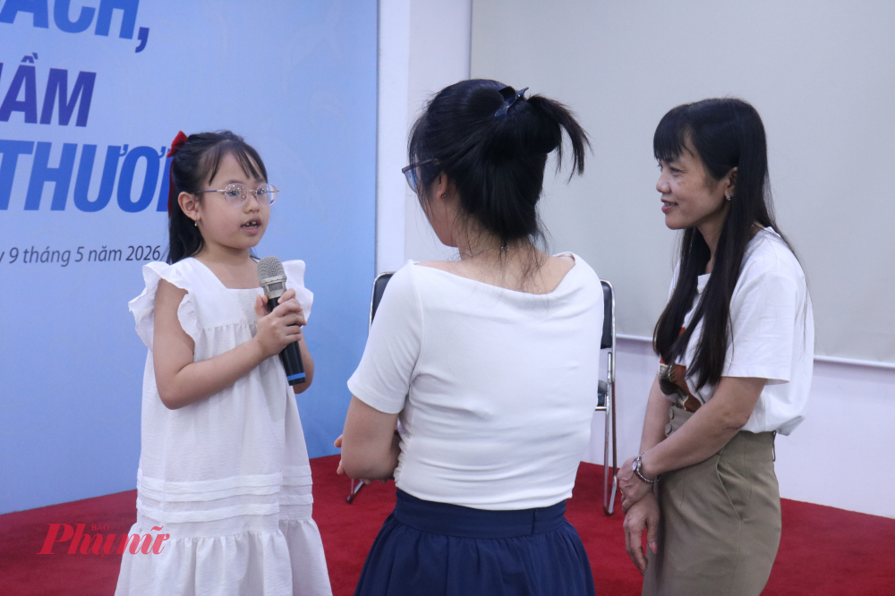 Đồng hành cùng em trên hành trình “vạn dặm” này là điểm tựa vững chắc từ gia đình và các giáo viên trường Tiểu học Lômônôxốp. Ngay trước ngày thi, mẹ và các giáo viên của Minh Châu đã giúp em chuẩn bị đạo cụ tỉ mỉ. Khi em thoáng có phần tự ti và rụt rè vì chứng kiến phần thi của các đối thủ mạnh, mẹ cùng các cô đã động viên kịp thời để tiếp thêm sức mạnh giúp em tỏa sáng. Nhờ vậy, Minh Châu đã xuất sắc giành giải Nhất trong tiếng hò reo và chúc mừng nồng nhiệt của cả hội trường.