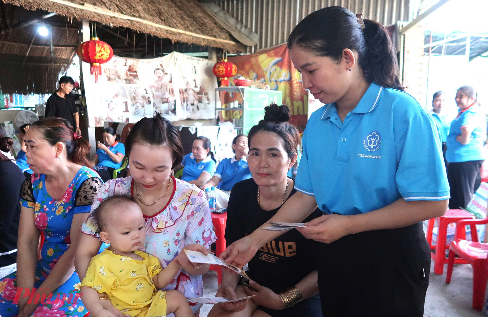 Chị em tại các khu trọ được tham gia buổi tuyên truyền tuyên truyền pháp luật tại các khu nhà trọ 