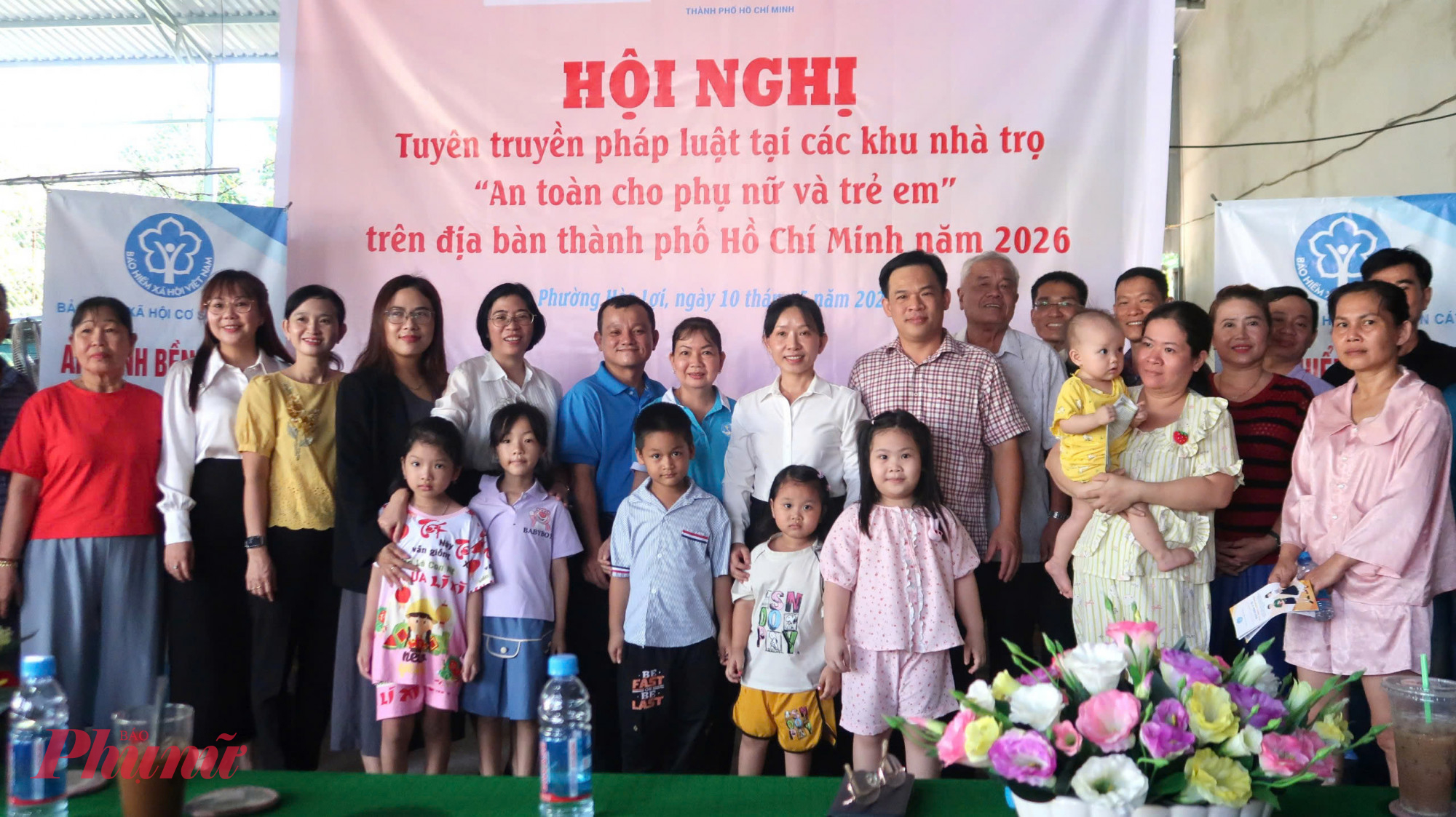 Rất đông phụ nữ và trẻ em tại khu nhà trọ tham gia chương trình 