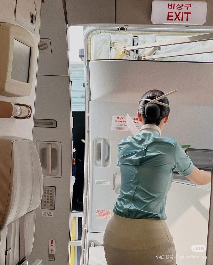 Trang phục của tiếp viên hãng Korean Air luôn gây được chú ý với du khách - Ảnh: mạng xã hội