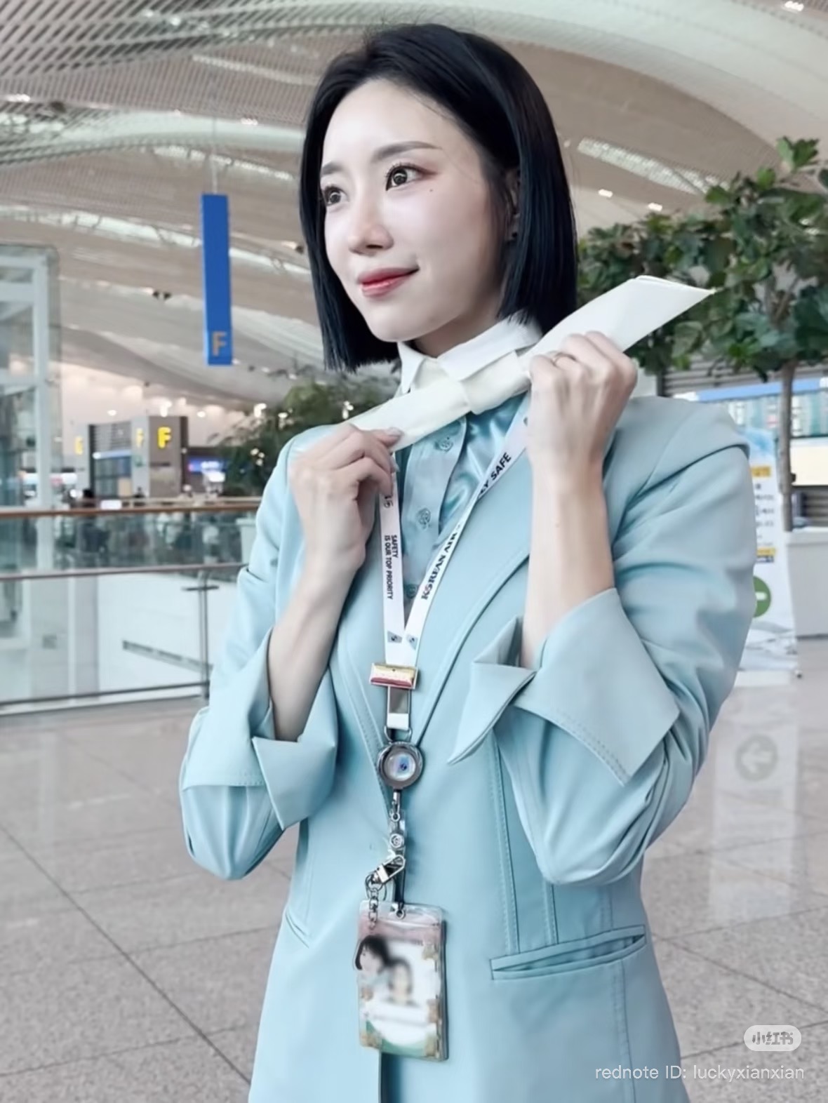 Dù 21 năm không thay đổi, đồng phục của tiếp viên Korean Air vẫn giữ sức hút - Ảnh: mạng xã hội