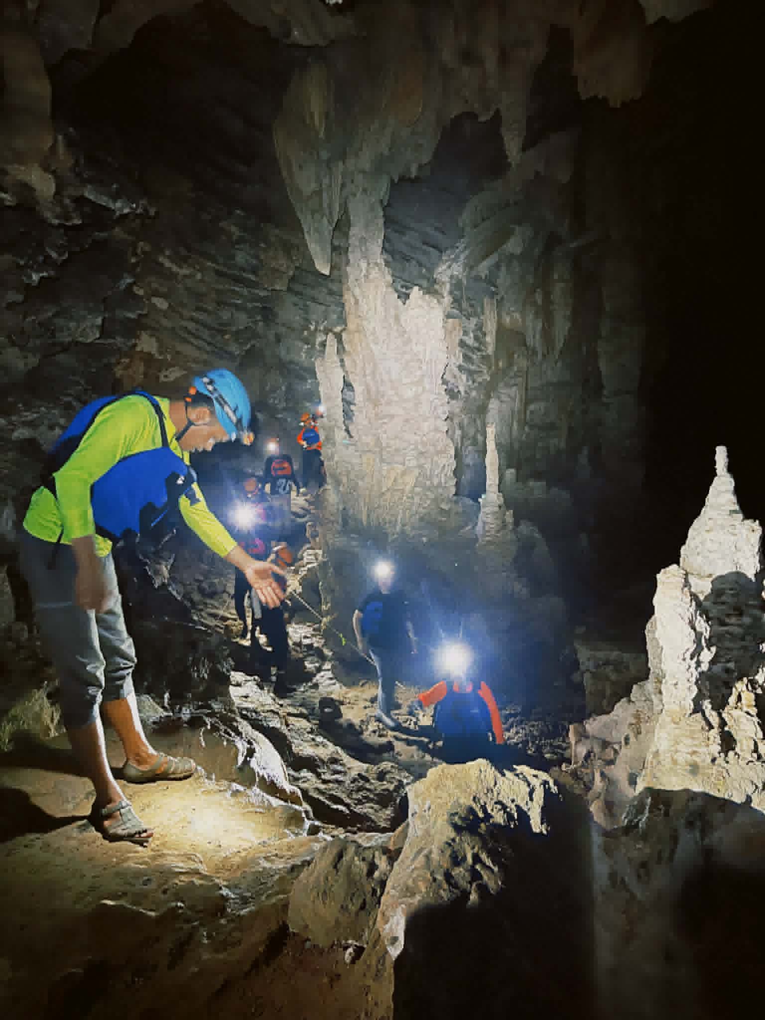 Du khách nên tuân thủ hướng dẫn của tour, không tự ý tách đoàn tránh gặp trường hợp xấu xảy ra - Ảnh: Phạm Thu Trang