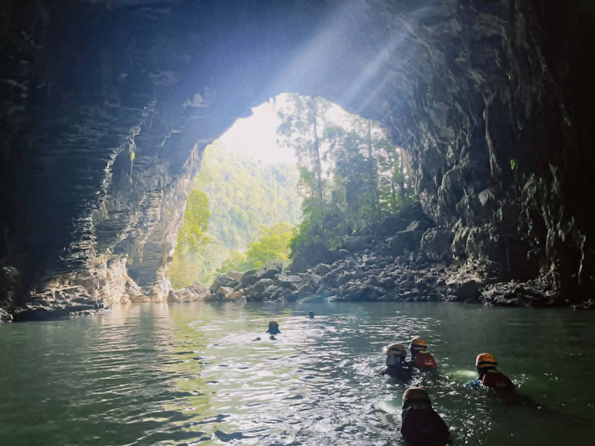 Du khách phải băng rừng, lội suối, bơi qua hang sâu - Ảnh: Phạm Thu Trang
