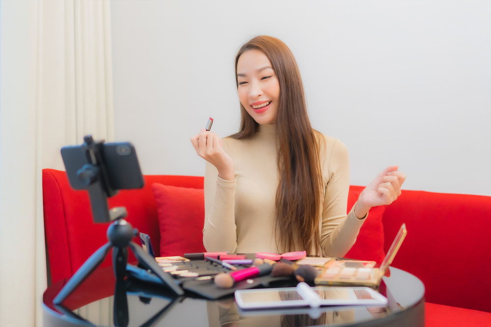 Tôi livestream, chia sẻ bí quyết làm đẹp, chăm sóc da, từ đó, nhiều người biết đến tiệm nhỏ của tôi - Ảnh minh họa: .magnific