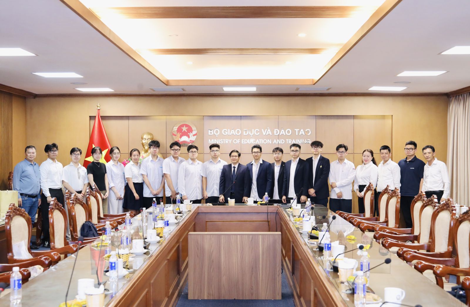 Đoàn học sinh Việt Nam tham dự ISEF tại buổi gặp mặt - Ảnh: MOET