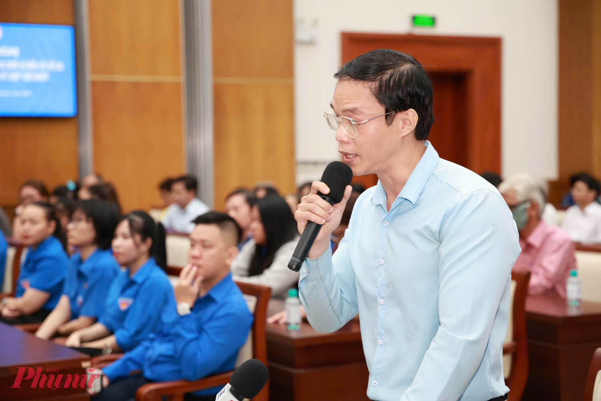 Cử tri phát biểu ý kiến tại buổi tiếp xúc - Ảnh: Thanh Tâm