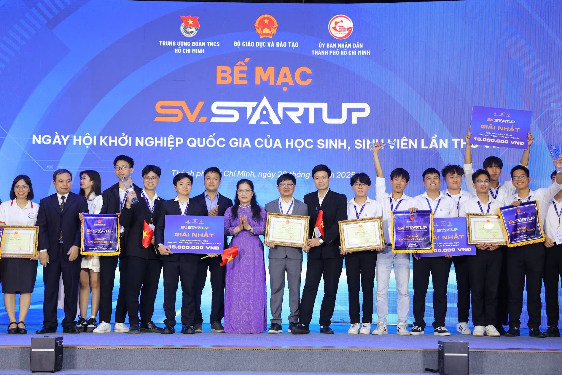 Ban tổ chức trao các giải Nhất cho khối đại học tham gia Ngày hội khởi nghiệp quốc gia của học sinh, sinh viên