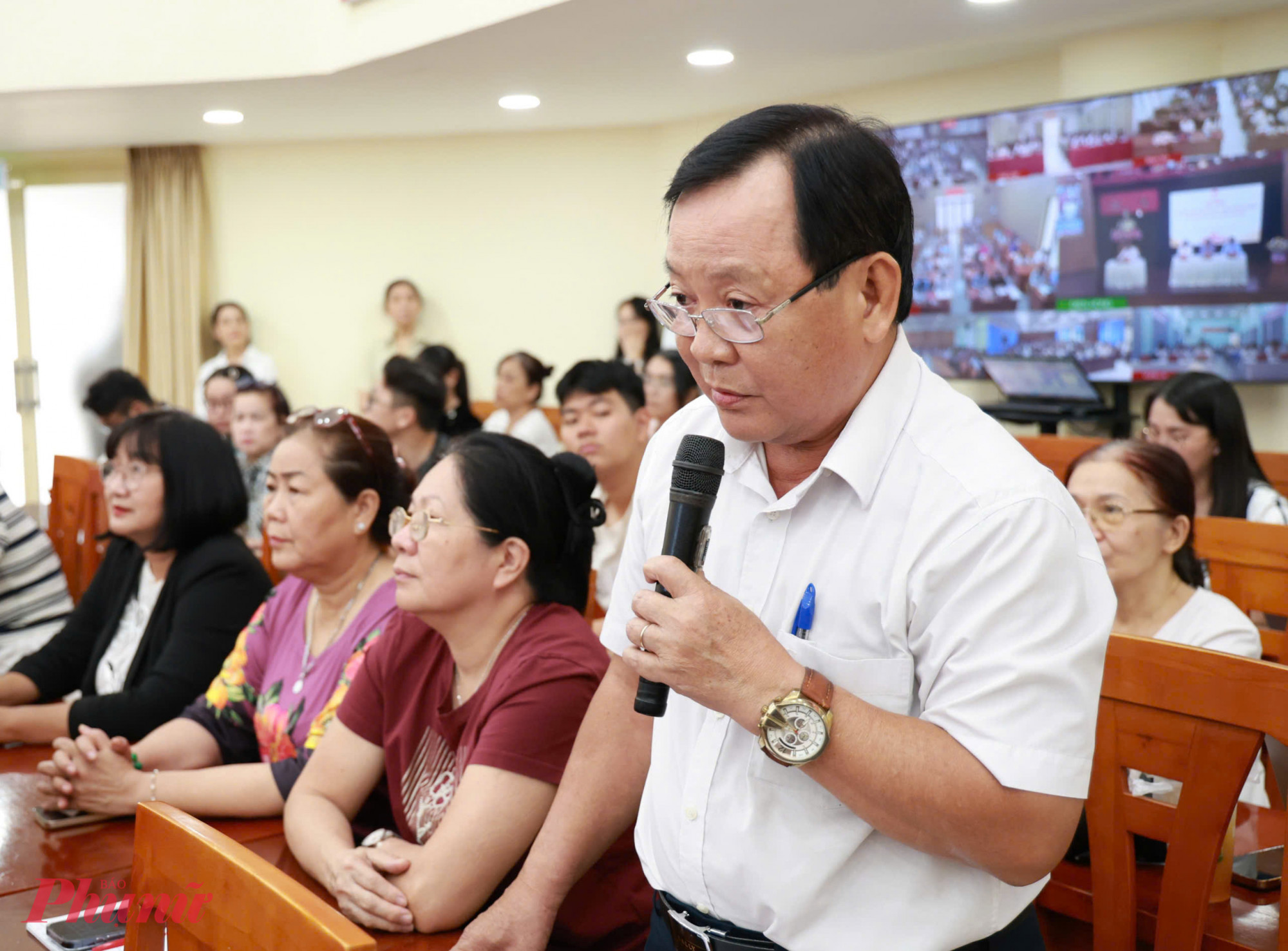 Cử tri phường Diên Hồng tham gia đóng góp nhiều ý kiến liên quan đến văn hóa, an sinh xã hội và hạ tầng giao thông của TPHCM - Ảnh: Thanh Tâm