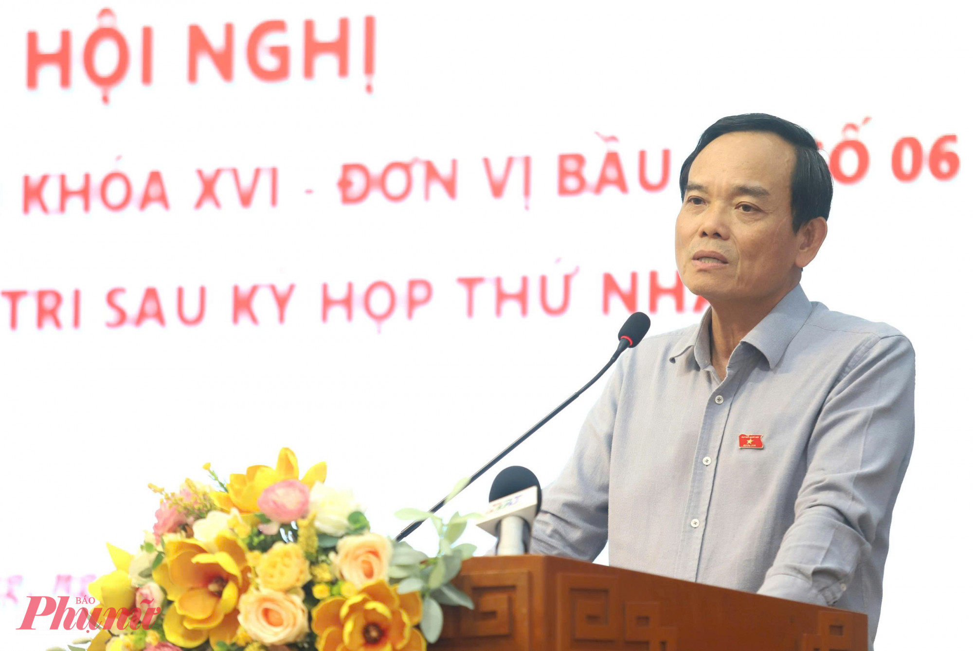 Bí thư Thành ủy TPHCM Trần Lưu Quang trao đổi với cử tri tại hội nghị tiếp xúc sau kỳ họp thứ Nhất Quốc hội khóa XVI - Ảnh: Thanh Tâm