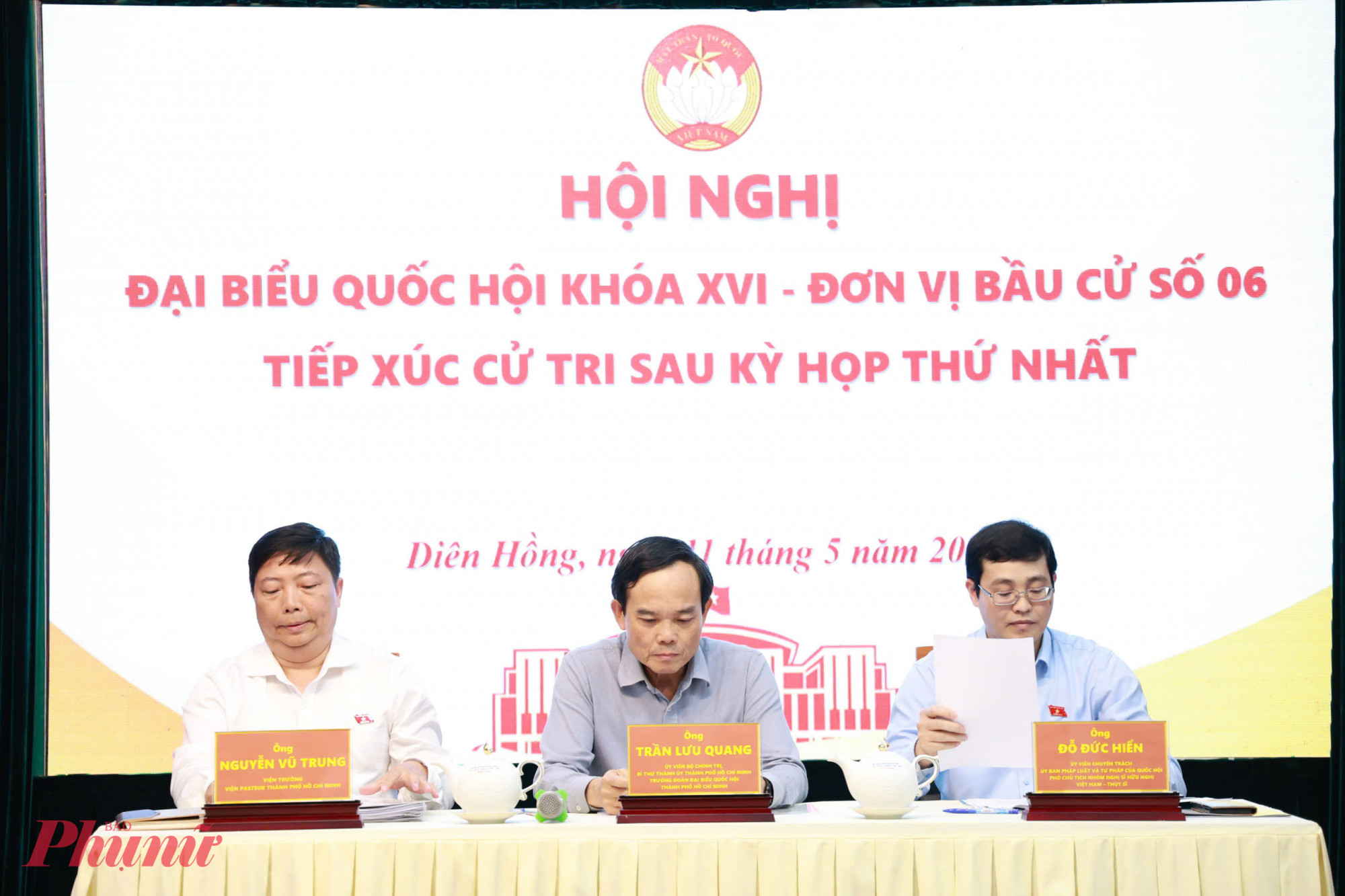 Bí thư Thành ủy TPHCM Trần Lưu Quang cùng các đại biểu Quốc hội khóa XVI - đơn vị bầu cử số 06 đã tiếp xúc cử tri sau kỳ họp thứ Nhất chiều ngày 11/5 - Ảnh: Thanh Tâm